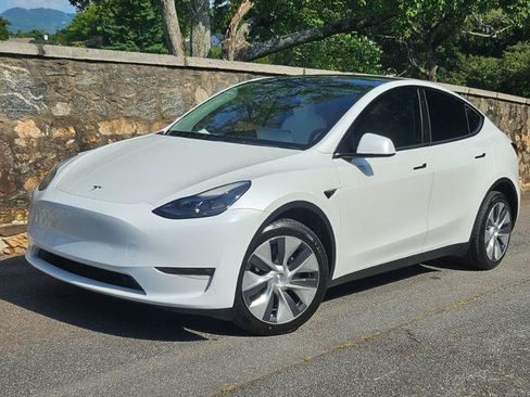 Used 2023 Tesla Model Y AWD image 2