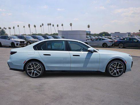 New 2025 BMW 750e xDrive w/ Premium Package image 4