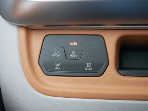 Used 2025 Volkswagen ID. Buzz 1st Edition image 26