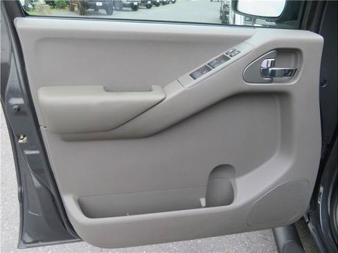 Used 2012 Nissan Frontier SV w/ SV Premium Utility Pkg AWD/4WD image 13