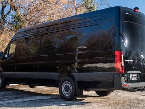 Used 2024 Mercedes-Benz Sprinter 2500 image 4