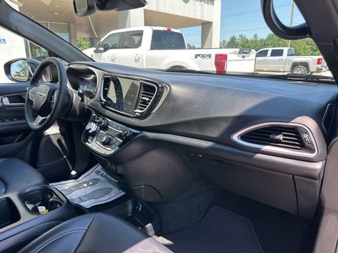 Used 2025 Chrysler Pacifica Select FWD image 47