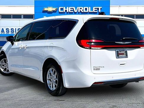 Used 2025 Chrysler Pacifica Select FWD image 3