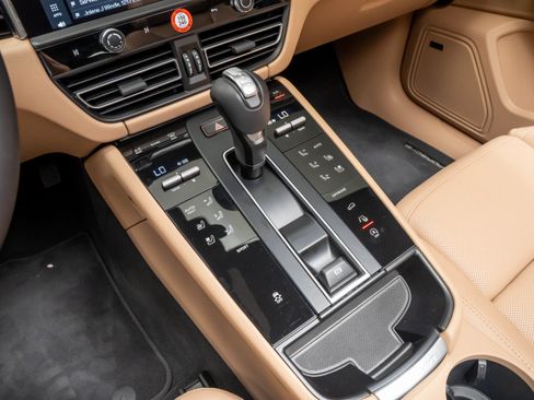Certified 2026 Porsche Macan AWD/4WD image 25