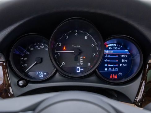 Certified 2025 Porsche Macan image 19