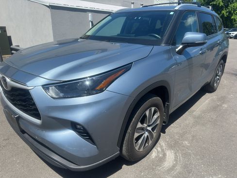 Used 2024 Toyota Highlander XLE AWD/4WD image 2