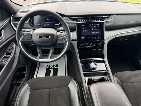 Used 2023 Jeep Grand Cherokee Altitude image 5