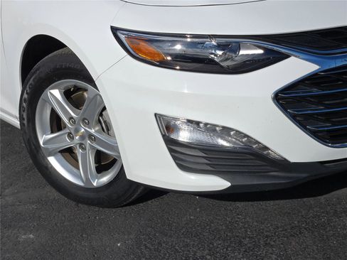 Used 2024 Chevrolet Malibu LT image 3