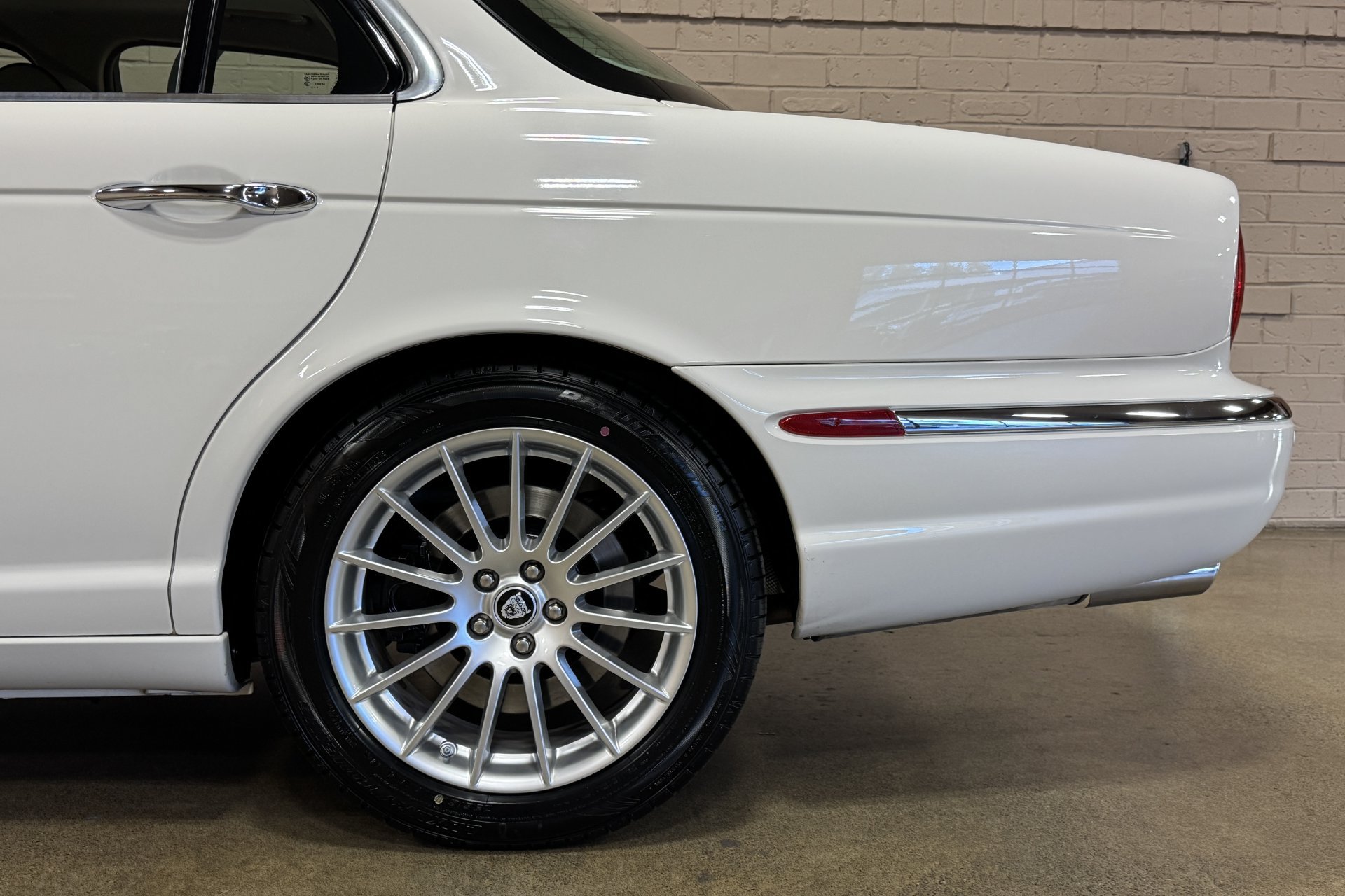 Used 2007 Jaguar XJ8 RWD image 25