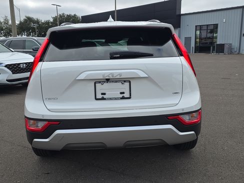 Certified 2025 Kia Niro EX image 7