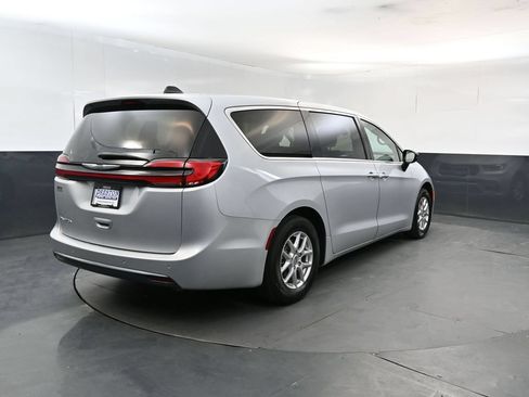 Used 2024 Chrysler Pacifica Touring-L FWD image 5