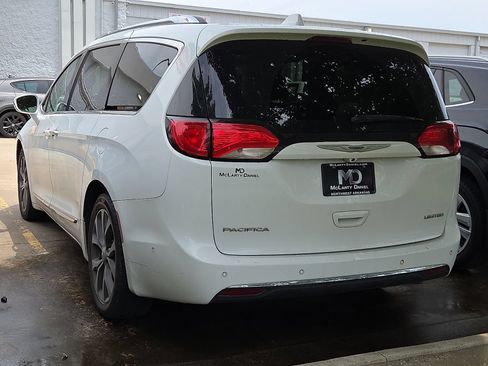 Used 2017 Chrysler Pacifica Limited w/ UConnect Theater Package FWD image 3
