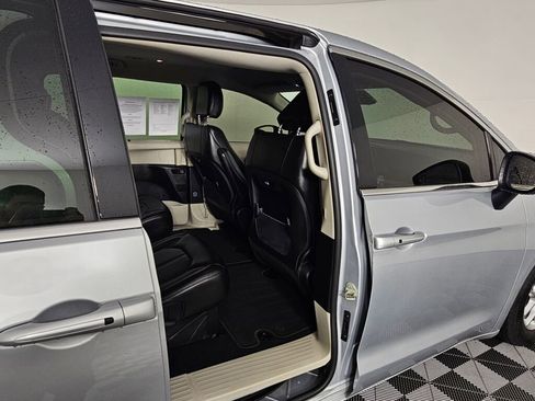 Used 2023 Chrysler Pacifica Touring-L image 35