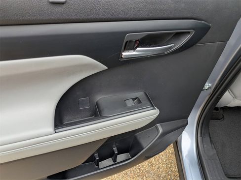 Used 2023 Toyota Highlander XLE image 15
