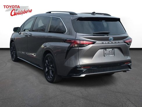 Used 2022 Toyota Sienna XSE image 7