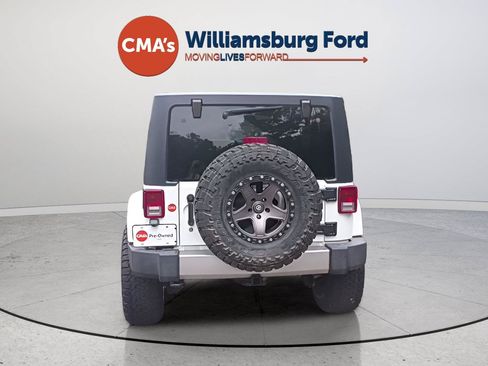 Used 2017 Jeep Wrangler Unlimited Sahara w/ Max Tow Package AWD/4WD image 4