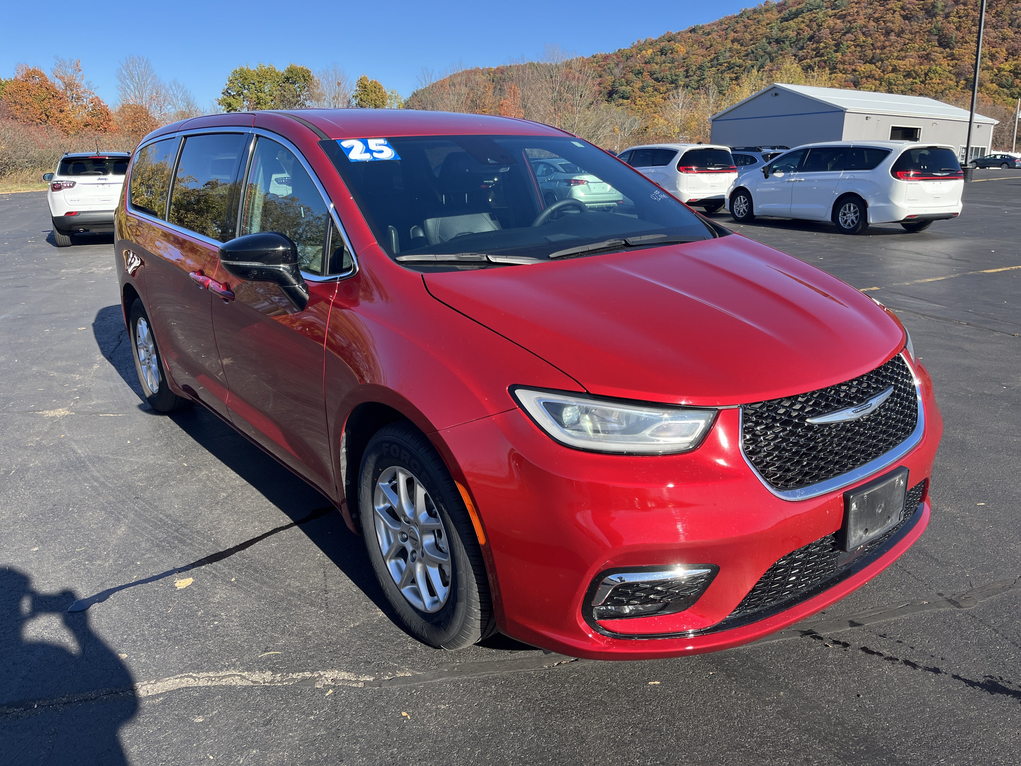 Used 2025 Chrysler Pacifica Select FWD image 3