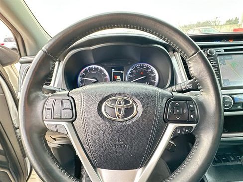 Used 2019 Toyota Highlander XLE image 29