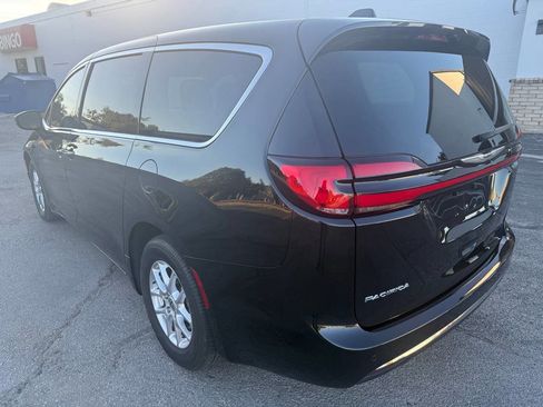 Used 2023 Chrysler Pacifica Touring-L image 8