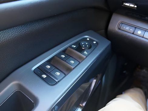 Used 2024 Nissan Pathfinder SV image 18