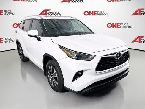Certified 2025 Toyota Highlander XLE image 1
