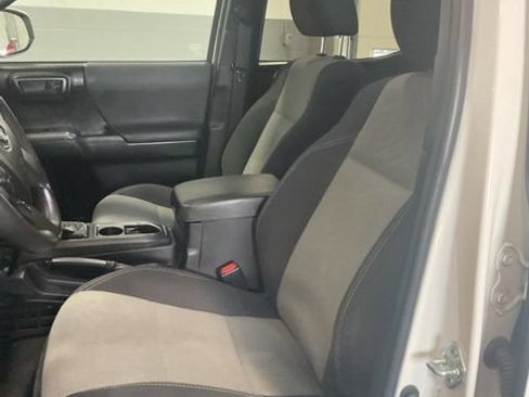 Used 2022 Toyota Tacoma TRD Off-Road w/ Technology Package AWD/4WD image 17
