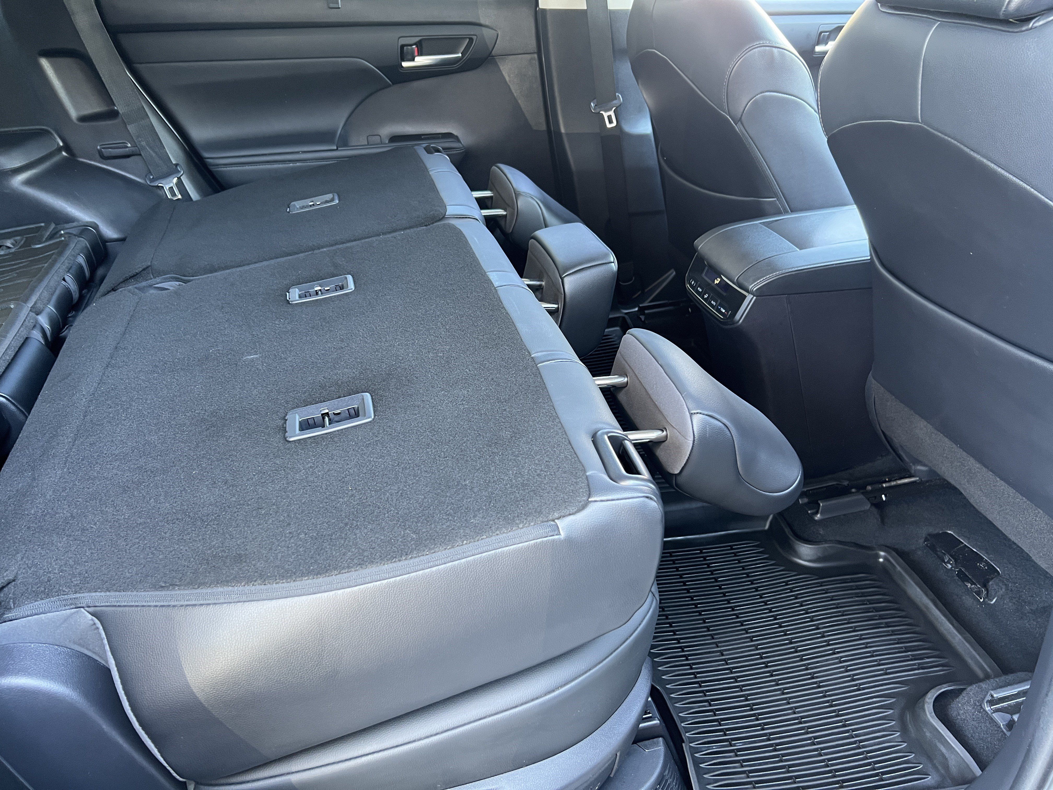 Used 2021 Toyota Highlander XLE AWD/4WD image 25