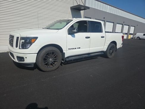 Used 2018 Nissan Titan SV w/ SV Convenience Package RWD image 5