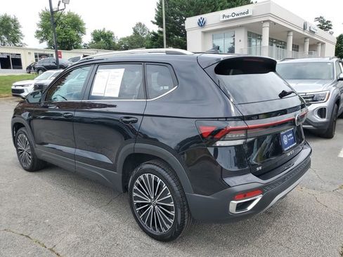 Used 2025 Volkswagen Taos SE w/ Panoramic Sunroof Package FWD image 6