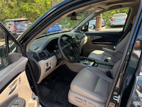 Used 2019 Honda Pilot Touring image 9