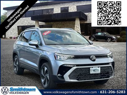 Used 2025 Volkswagen Taos SE w/ Panoramic Sunroof Package