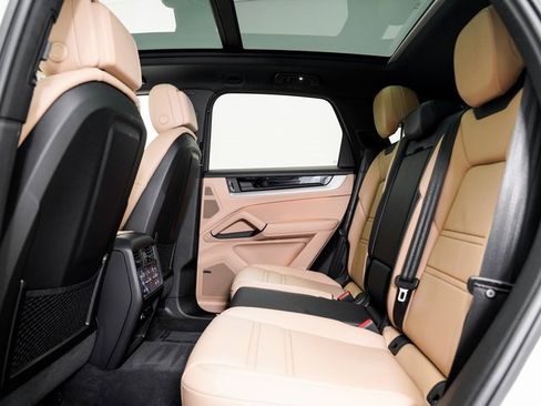 Used 2025 Porsche Cayenne image 24