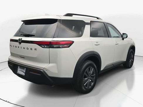 Used 2025 Nissan Pathfinder SV image 9