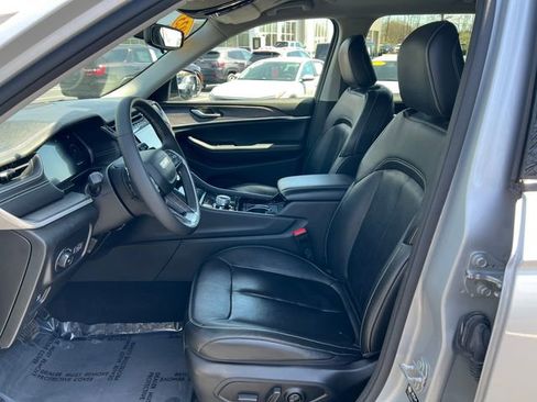 Used 2023 Jeep Grand Cherokee L Limited w/ Black Appearance Package AWD/4WD image 4