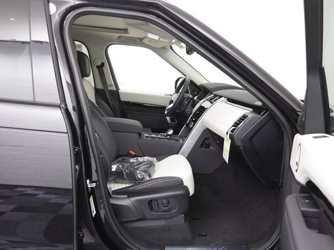 New 2026 Land Rover Discovery S image 20