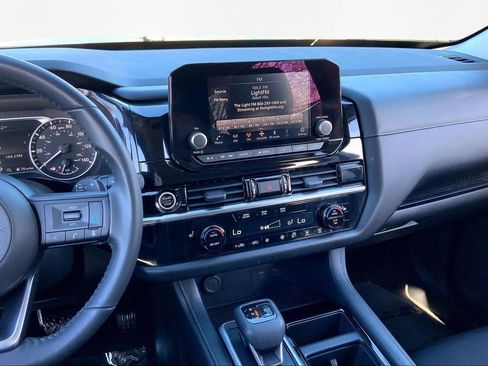 Used 2024 Nissan Pathfinder SV image 9