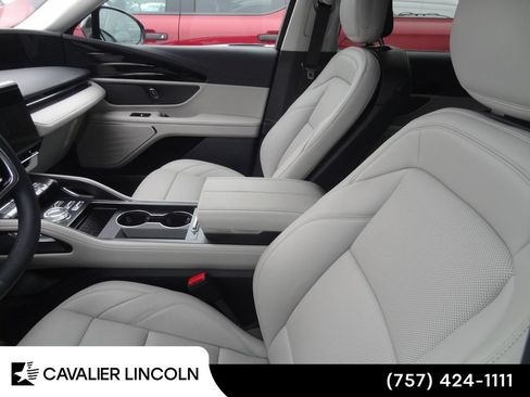 Used 2026 Lincoln Nautilus Premier AWD/4WD image 7