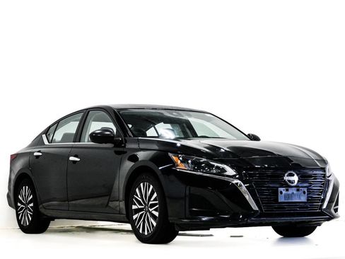Used 2024 Nissan Altima 2.5 SV FWD image 1
