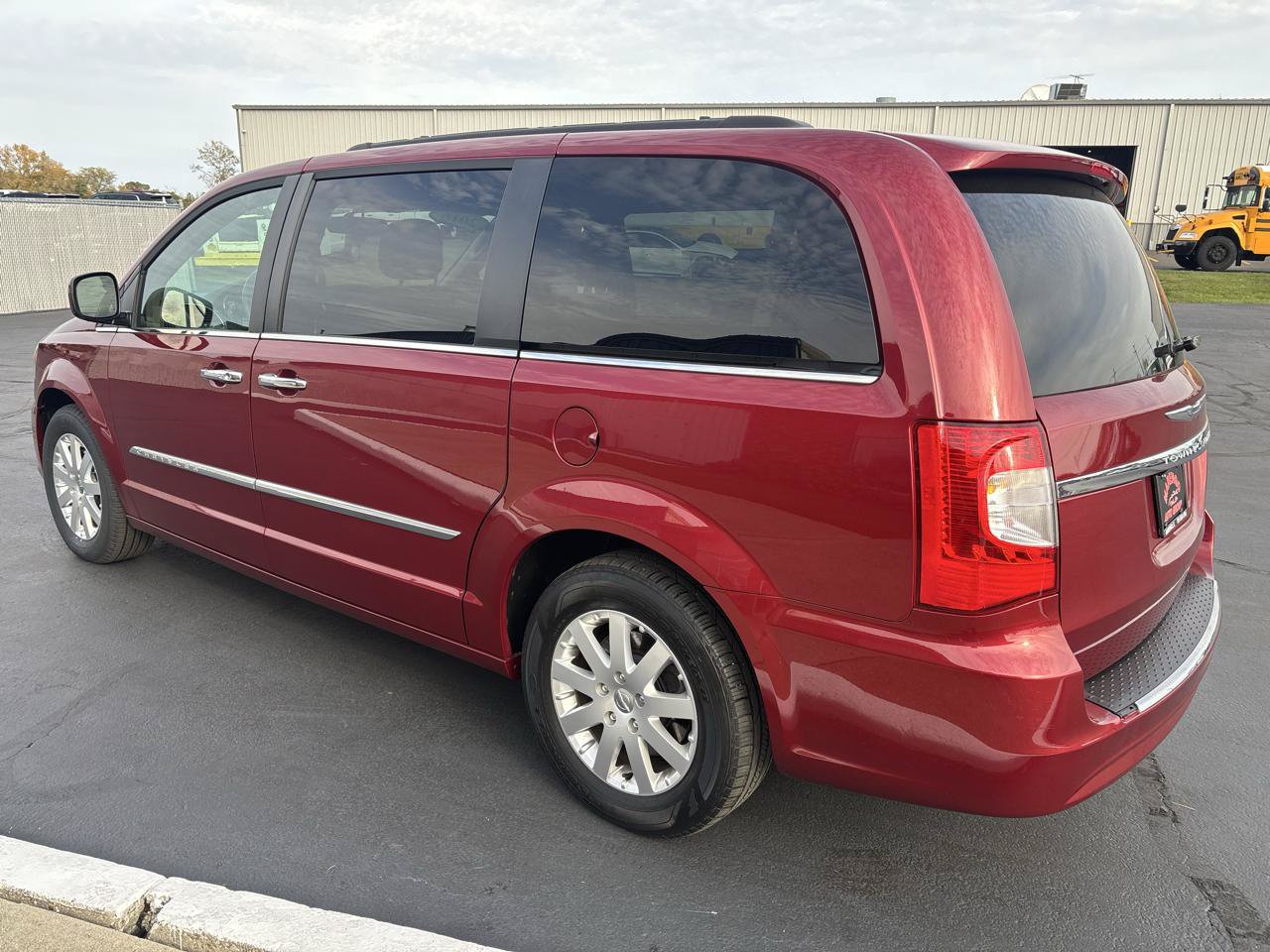 Used 2016 Chrysler Town & Country Touring w/ Driver Convenience Group FWD image 5