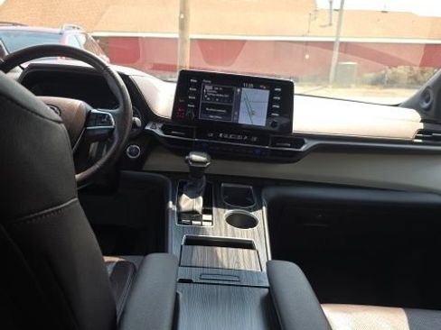 Used 2023 Toyota Sienna Platinum FWD image 25