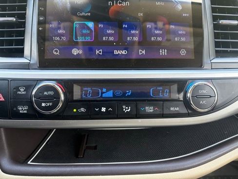 Used 2019 Toyota Highlander XLE AWD/4WD image 11