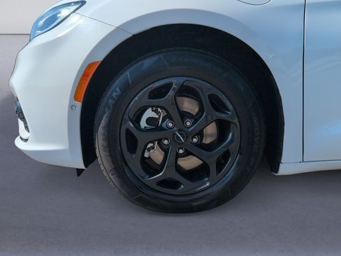 Used 2024 Chrysler Pacifica Limited FWD image 29