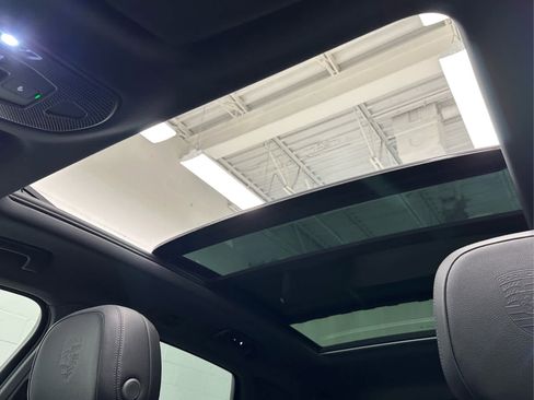 Used 2025 Porsche Cayenne image 40