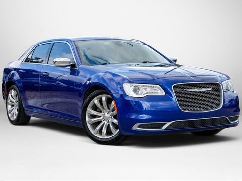 Used 2019 Chrysler 300 Touring w/ Chrome Appearance Package RWD image 4