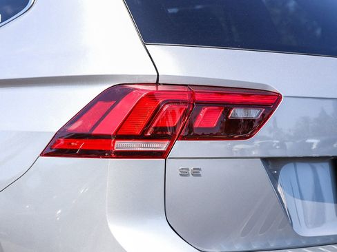Certified 2022 Volkswagen Tiguan SE image 8