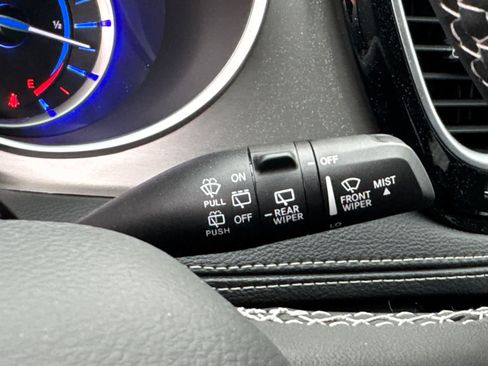 Used 2023 Chrysler Pacifica Limited w/ Uconnect Theater Family Group FWD image 19