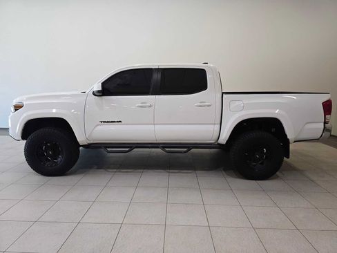 Used 2018 Toyota Tacoma SR5 AWD/4WD image 3