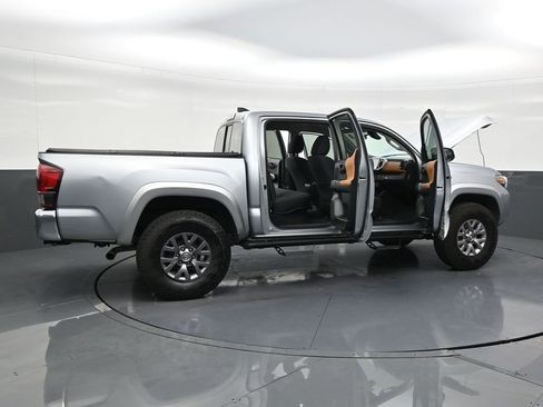 Used 2019 Toyota Tacoma SR5 w/ SR5 Appearance Package (SM) RWD image 29