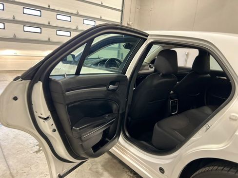 Used 2022 Chrysler 300 Touring w/ Sport Appearance Package image 31