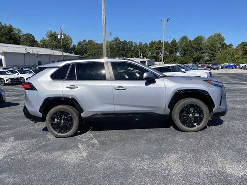 Used 2022 Toyota RAV4 SE image 4